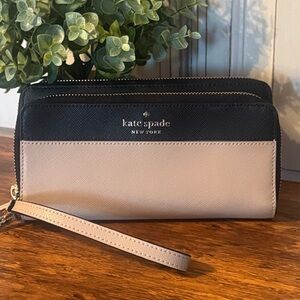 Kate Spade Staci Large
Carryall Beige Black Leather Wristlet K5786 Msrp $239